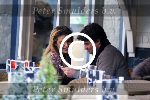 Amsterdam 12 februari 2016
Rick Brandsteder met (zijn) vriendin Anna Sophia v Zweden de ochter van Jaap v Zweden op terras en omarmd op straat