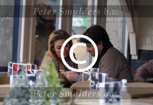 Amsterdam 12 februari 2016
Rick Brandsteder met (zijn) vriendin Anna Sophia v Zweden de ochter van Jaap v Zweden op terras en omarmd op straat