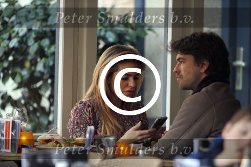 Amsterdam 12 februari 2016
Rick Brandsteder met (zijn) vriendin Anna Sophia v Zweden de ochter van Jaap v Zweden op terras en omarmd op straat