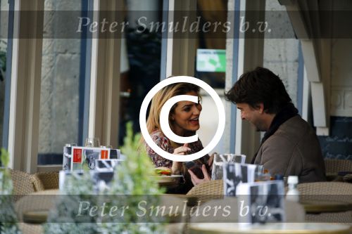 Amsterdam 12 februari 2016
Rick Brandsteder met (zijn) vriendin Anna Sophia v Zweden de ochter van Jaap v Zweden op terras en omarmd op straat