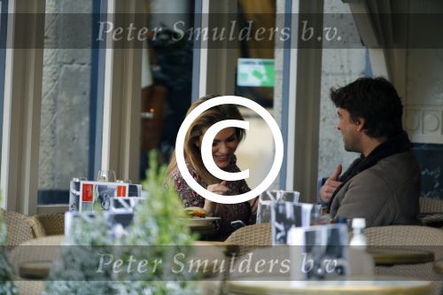 Amsterdam 12 februari 2016
Rick Brandsteder met (zijn) vriendin Anna Sophia v Zweden de ochter van Jaap v Zweden op terras en omarmd op straat