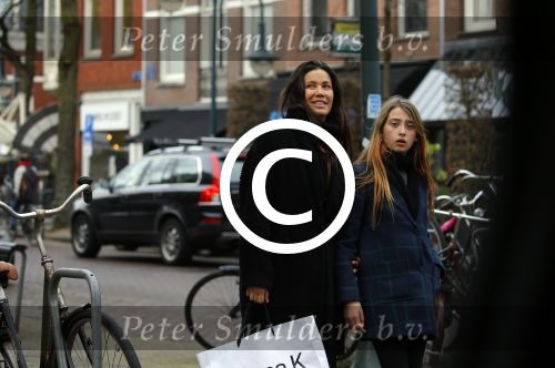 Amsterdam 8 maart 2016 
Robine v d Meer met haar dochter in Amsterdam zuid.
