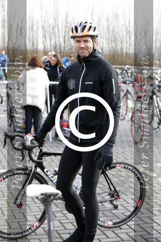 Biddinghuizen 6 maart 2016
De hollandse 100 georganiseerd door prins Bernhard jr . 10 km schaatsen en 90km fietsen .
De opbrengst gaat naar het onderzoek tegen lymphe klier kanker. Simon Keizer
