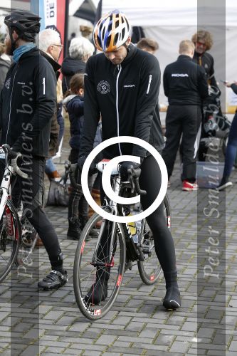 Biddinghuizen 6 maart 2016
De hollandse 100 georganiseerd door prins Bernhard jr . 10 km schaatsen en 90km fietsen .
De opbrengst gaat naar het onderzoek tegen lymphe klier kanker. Simon Keizer