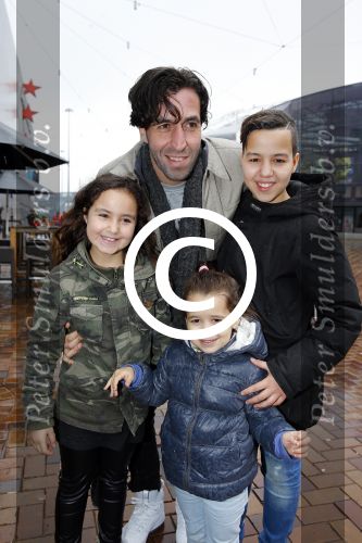 Amsterdam 14 februari 2016
Premiere Robinson Crusoe in pathe arena. Sinouh met kinderen
