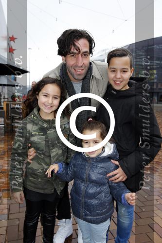 Amsterdam 14 februari 2016
Premiere Robinson Crusoe in pathe arena. Sinouh met kinderen