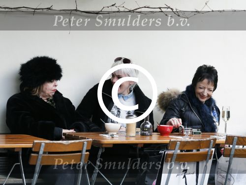 Amsterdam 5 maart 2016
Stacey Rookhuizen op terras met twee dames