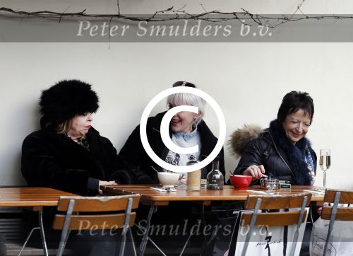 Amsterdam 5 maart 2016
Stacey Rookhuizen op terras met twee dames