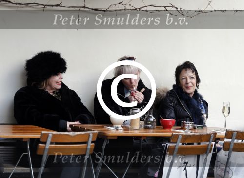 Amsterdam 5 maart 2016
Stacey Rookhuizen op terras met twee dames