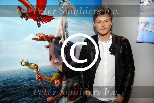 Amsterdam 14 februari 2016
Premiere Robinson Crusoe in pathe arena. Tim Douwsma met moeder en nichtjes
