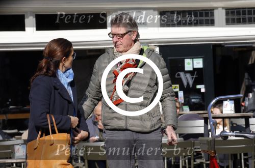 Amsterdam 9 maart 2016
Ursul de Geer kussend met zijn vriendin op het terras van cafe Wildschut.