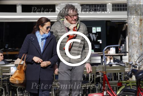 Amsterdam 9 maart 2016
Ursul de Geer kussend met zijn vriendin op het terras van cafe Wildschut.