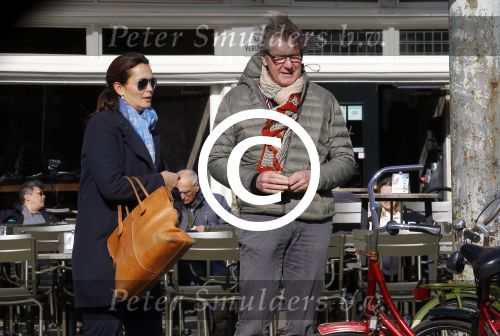 Amsterdam 9 maart 2016
Ursul de Geer kussend met zijn vriendin op het terras van cafe Wildschut.