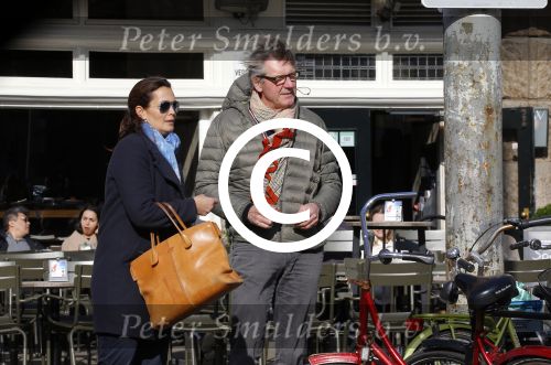 Amsterdam 9 maart 2016
Ursul de Geer kussend met zijn vriendin op het terras van cafe Wildschut.