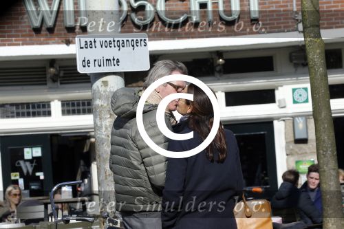 Amsterdam 9 maart 2016
Ursul de Geer kussend met zijn vriendin op het terras van cafe Wildschut.