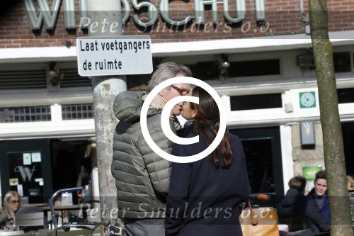 Amsterdam 9 maart 2016
Ursul de Geer kussend met zijn vriendin op het terras van cafe Wildschut.