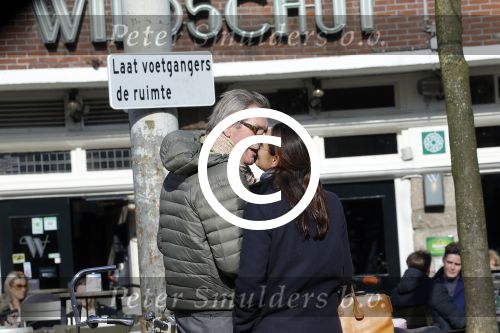 Amsterdam 9 maart 2016
Ursul de Geer kussend met zijn vriendin op het terras van cafe Wildschut.