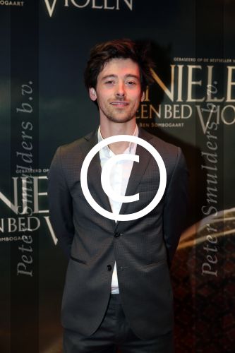 Amsterdam 22 februari 2016
Premiere Knielen op een Bed Violen in Tuschinski , Noortje Herlaar en partner Barry Atsma spelen de hoofdrol. Nils Verkooijen, Gaite Jansen, Willem Voogd