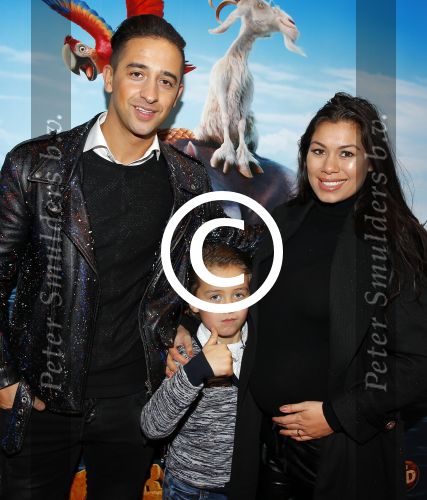 Amsterdam 14 februari 2016
Premiere Robinson Crusoe in pathe arena. Yesser met zoon en zwangere vrouw