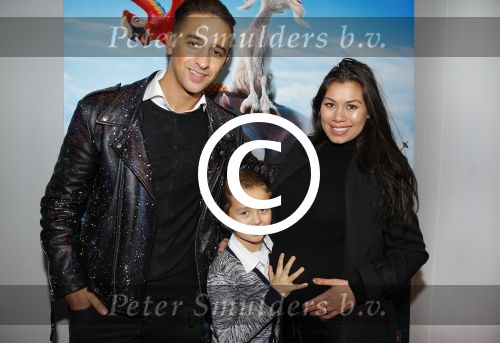 Amsterdam 14 februari 2016
Premiere Robinson Crusoe in pathe arena. Yesser met zoon en zwangere vrouw