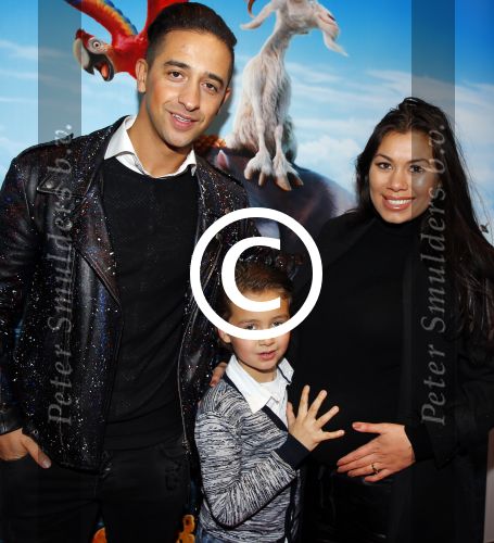 Amsterdam 14 februari 2016
Premiere Robinson Crusoe in pathe arena. Yesser met zoon en zwangere vrouw