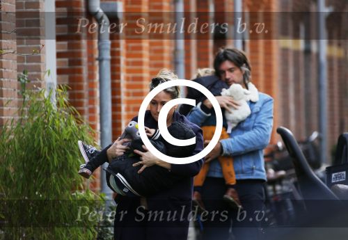 Amsterdam 5 maart 2016 
Zangerses Do Dominique v Hulst met haar man Mark en hun kinderen
