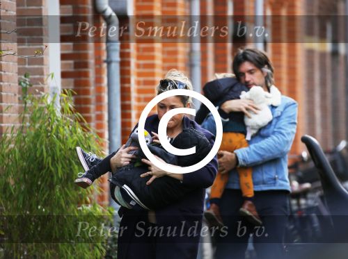 Amsterdam 5 maart 2016 
Zangerses Do Dominique v Hulst met haar man Mark en hun kinderen