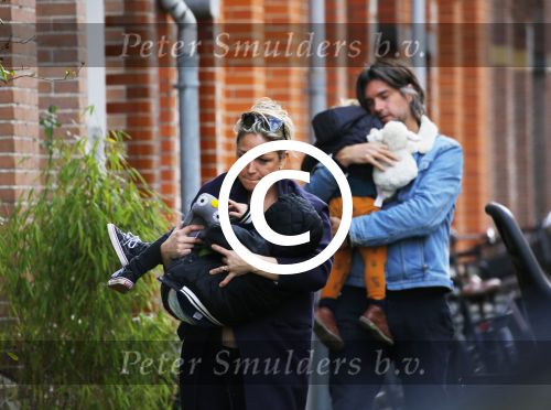 Amsterdam 5 maart 2016 
Zangerses Do Dominique v Hulst met haar man Mark en hun kinderen