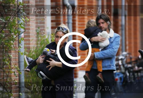Amsterdam 5 maart 2016 
Zangerses Do Dominique v Hulst met haar man Mark en hun kinderen