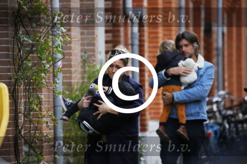Amsterdam 5 maart 2016 
Zangerses Do Dominique v Hulst met haar man Mark en hun kinderen