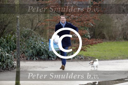 Amsterdam 3 februari 2017 
Albert Verlinde wandelend met zijn hond in het vondelpark nadat hij boodschappen heeft gedaan.