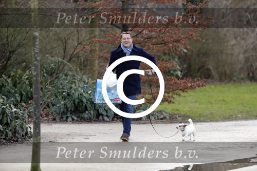 Amsterdam 3 februari 2017 
Albert Verlinde wandelend met zijn hond in het vondelpark nadat hij boodschappen heeft gedaan.
