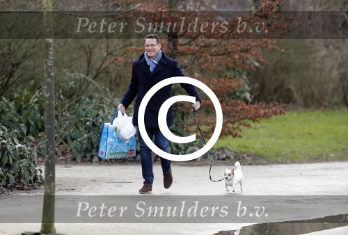 Amsterdam 3 februari 2017 
Albert Verlinde wandelend met zijn hond in het vondelpark nadat hij boodschappen heeft gedaan.