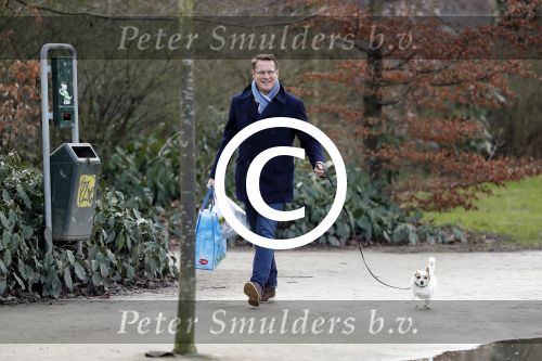 Amsterdam 3 februari 2017 
Albert Verlinde wandelend met zijn hond in het vondelpark nadat hij boodschappen heeft gedaan.