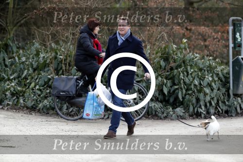 Amsterdam 3 februari 2017 
Albert Verlinde wandelend met zijn hond in het vondelpark nadat hij boodschappen heeft gedaan.