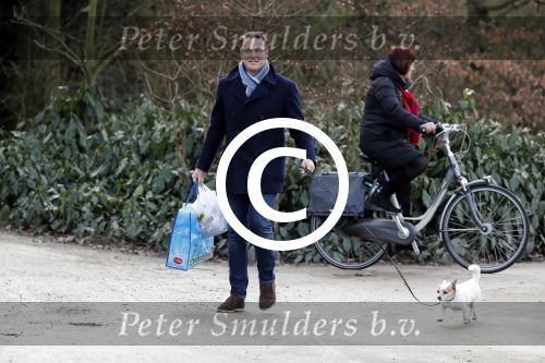 Amsterdam 3 februari 2017 
Albert Verlinde wandelend met zijn hond in het vondelpark nadat hij boodschappen heeft gedaan.