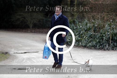 Amsterdam 3 februari 2017 
Albert Verlinde wandelend met zijn hond in het vondelpark nadat hij boodschappen heeft gedaan.