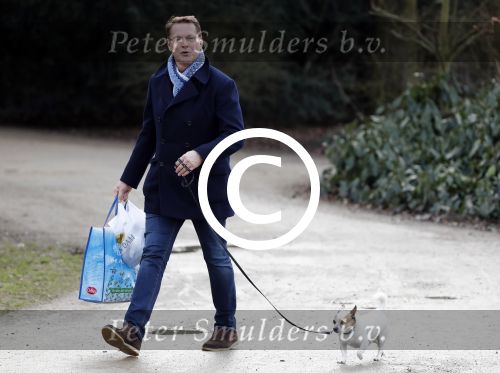 Amsterdam 3 februari 2017 
Albert Verlinde wandelend met zijn hond in het vondelpark nadat hij boodschappen heeft gedaan.