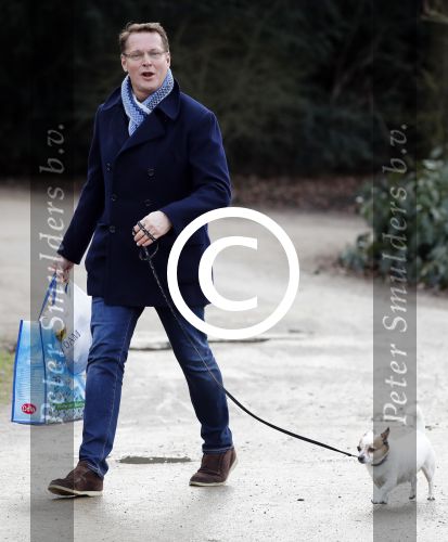 Amsterdam 3 februari 2017 
Albert Verlinde wandelend met zijn hond in het vondelpark nadat hij boodschappen heeft gedaan.