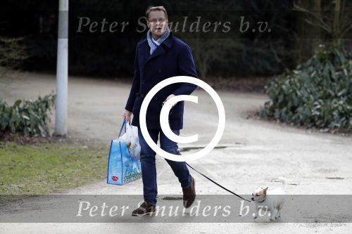 Amsterdam 3 februari 2017 
Albert Verlinde wandelend met zijn hond in het vondelpark nadat hij boodschappen heeft gedaan.