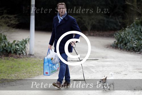 Amsterdam 3 februari 2017 
Albert Verlinde wandelend met zijn hond in het vondelpark nadat hij boodschappen heeft gedaan.