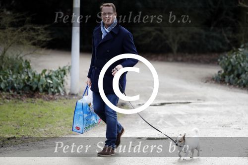 Amsterdam 3 februari 2017 
Albert Verlinde wandelend met zijn hond in het vondelpark nadat hij boodschappen heeft gedaan.