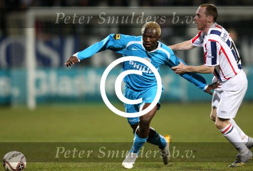 Tilburg, 25 Maart 2006 Kompetitiewedstrijd Willem II-PSV, Eindstand 0-3 Seizoen 2005/2006
Arouna Kone in duel met