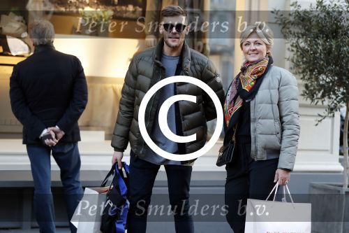 Amsterdam 14 februari 2017
Caroline Tensen aan het winkelen met zoon Bob Wisse op de pc hooftstraat