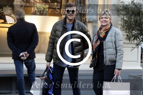 Amsterdam 14 februari 2017
Caroline Tensen aan het winkelen met zoon Bob Wisse op de pc hooftstraat