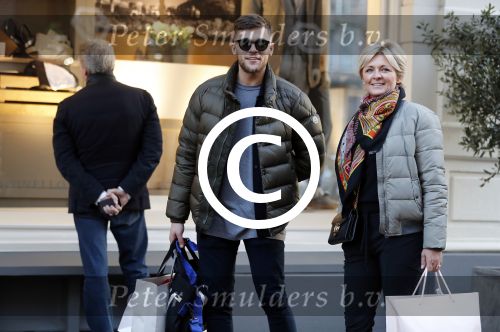 Amsterdam 14 februari 2017
Caroline Tensen aan het winkelen met zoon Bob Wisse op de pc hooftstraat