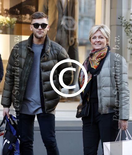 Amsterdam 14 februari 2017
Caroline Tensen aan het winkelen met zoon Bob Wisse op de pc hooftstraat