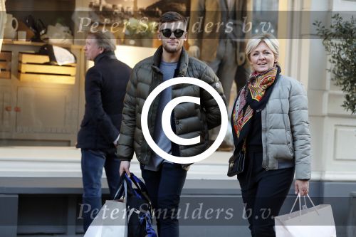 Amsterdam 14 februari 2017
Caroline Tensen aan het winkelen met zoon Bob Wisse op de pc hooftstraat
