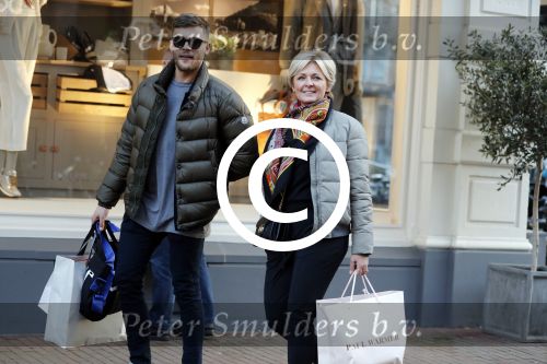 Amsterdam 14 februari 2017
Caroline Tensen aan het winkelen met zoon Bob Wisse op de pc hooftstraat