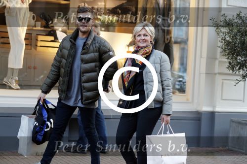 Amsterdam 14 februari 2017
Caroline Tensen aan het winkelen met zoon Bob Wisse op de pc hooftstraat